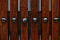 幅1392ミリ　艶やかな漆の色彩に装飾金具が格調を感じさせる総けやき富山蔵戸　G2524