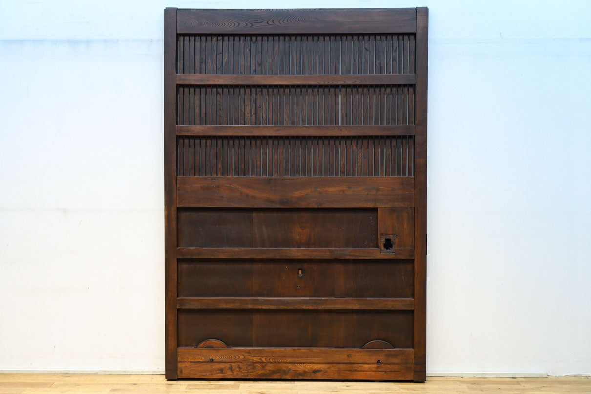 幅1392ミリ　艶やかな漆の色彩に装飾金具が格調を感じさせる総けやき富山蔵戸　G2524