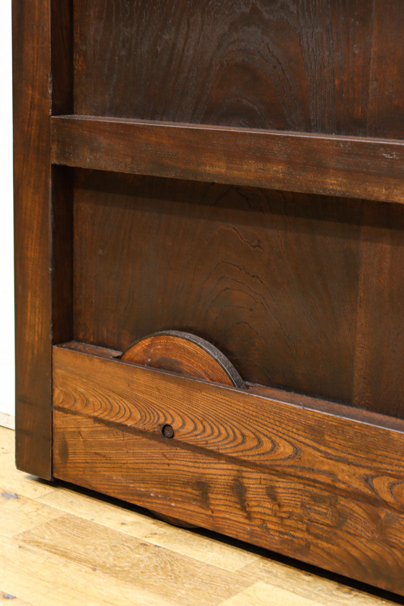 幅1392ミリ　艶やかな漆の色彩に装飾金具が格調を感じさせる総けやき富山蔵戸　G2524