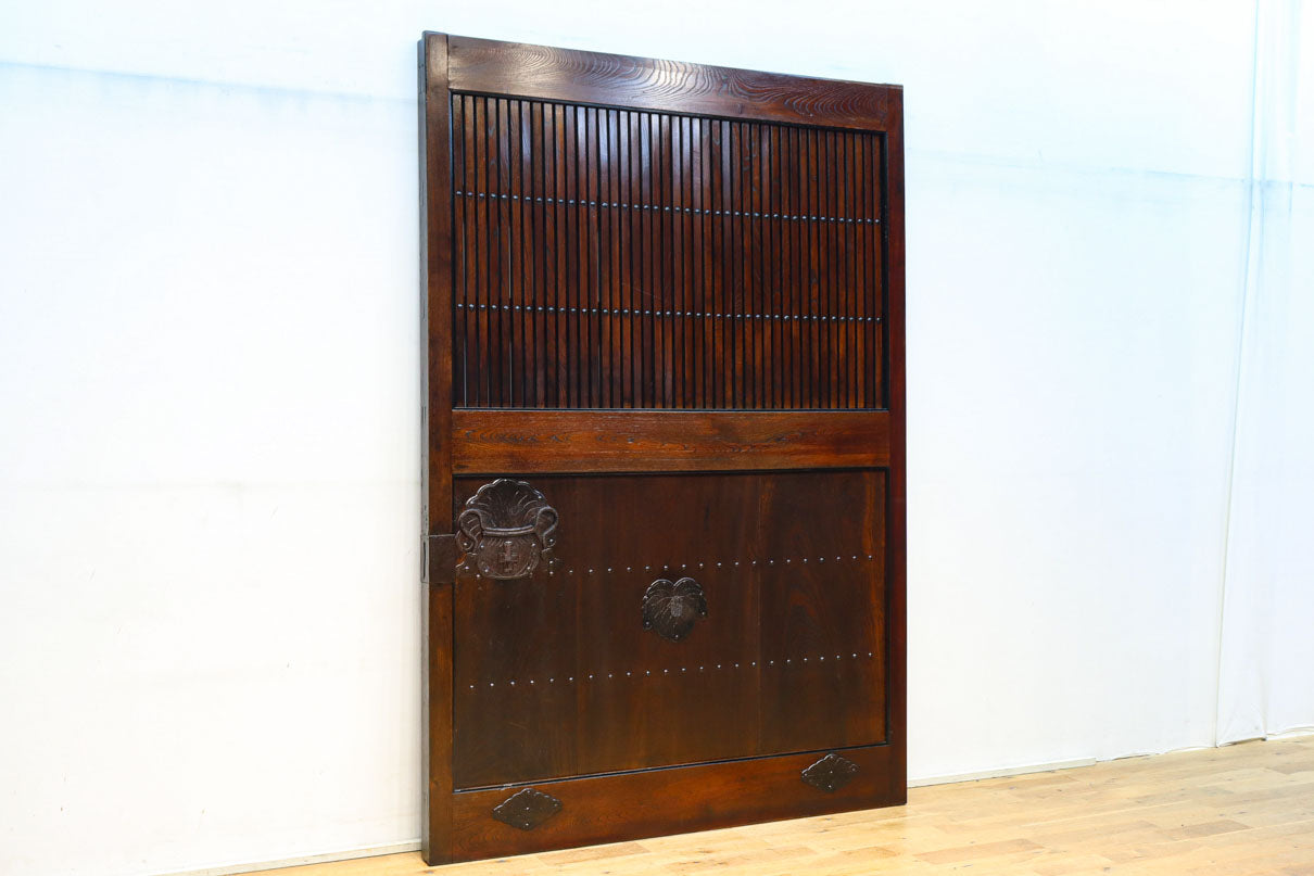 幅1392ミリ　艶やかな漆の色彩に装飾金具が格調を感じさせる総けやき富山蔵戸　G2524