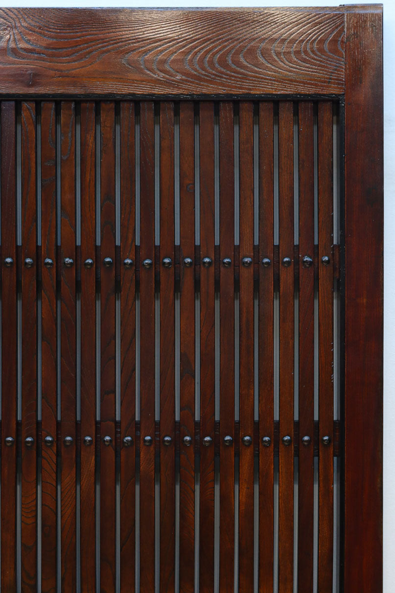 幅1392ミリ　艶やかな漆の色彩に装飾金具が格調を感じさせる総けやき富山蔵戸　G2524