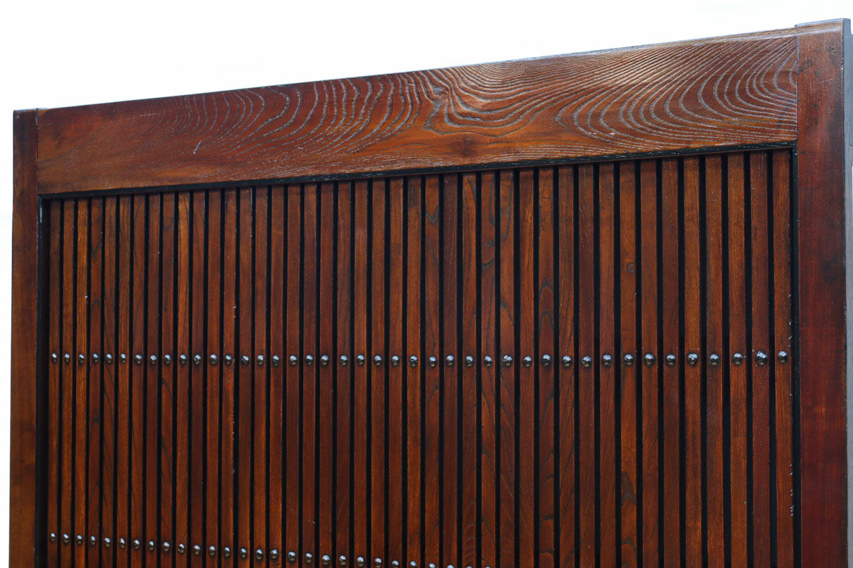 幅1392ミリ　艶やかな漆の色彩に装飾金具が格調を感じさせる総けやき富山蔵戸　G2524