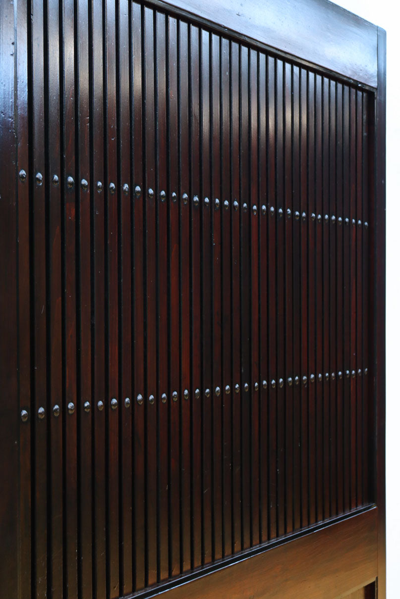 幅1220ミリ　深みある色艶漆に巾着金具を添えた蔵戸　G2525