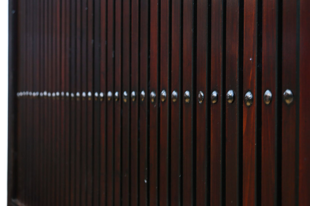 幅1220ミリ　深みある色艶漆に巾着金具を添えた蔵戸　G2525