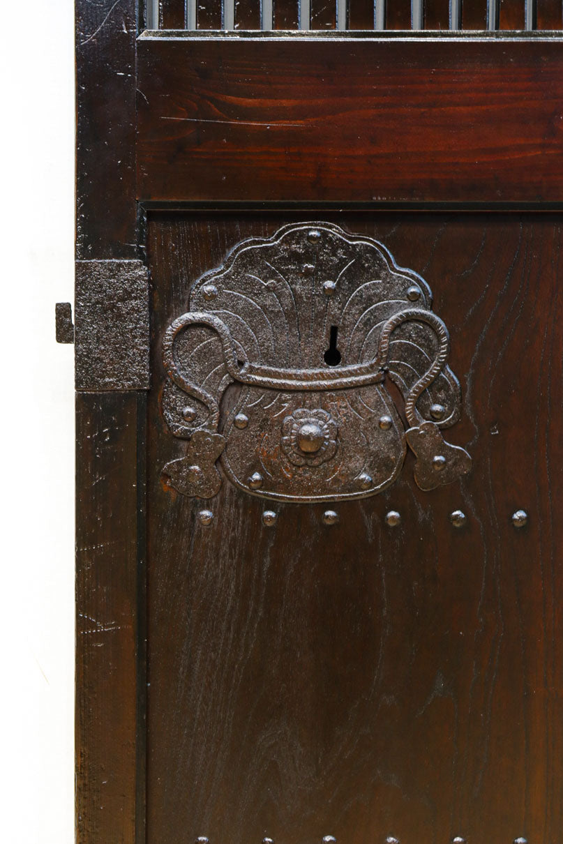 幅1220ミリ　深みある色艶漆に巾着金具を添えた蔵戸　G2525