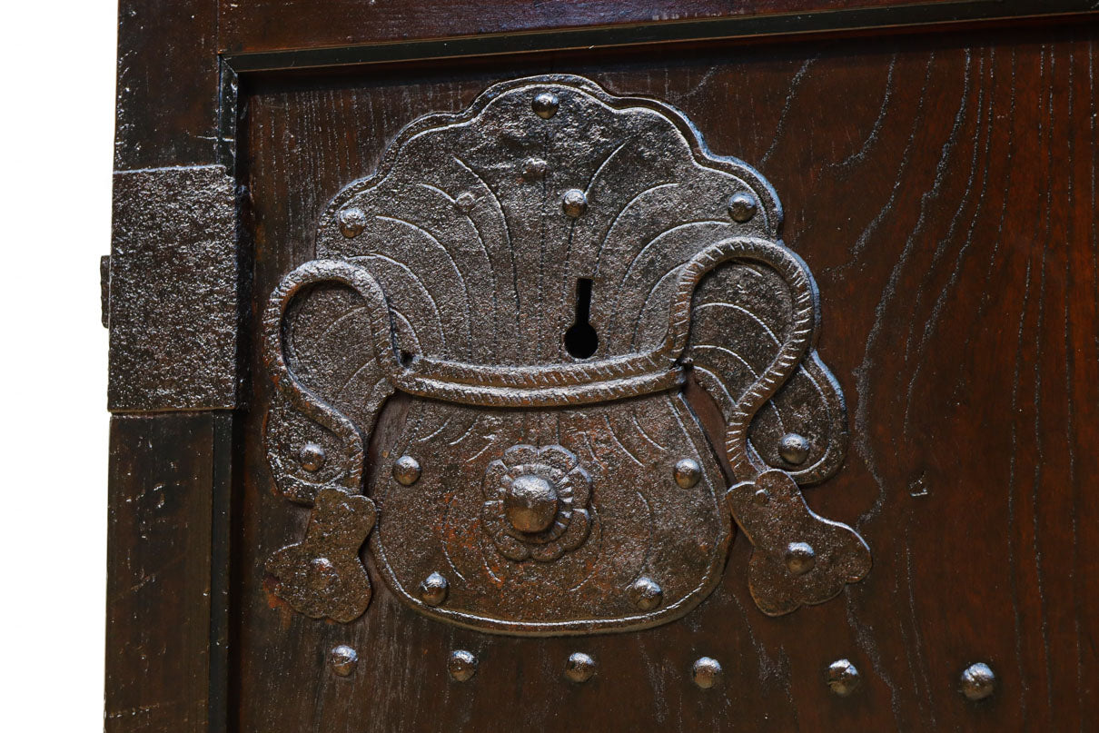 幅1220ミリ　深みある色艶漆に巾着金具を添えた蔵戸　G2525