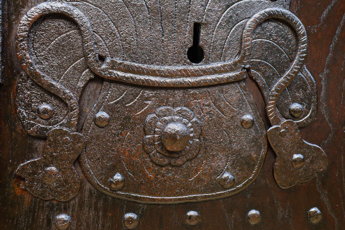 幅1220ミリ　深みある色艶漆に巾着金具を添えた蔵戸　G2525