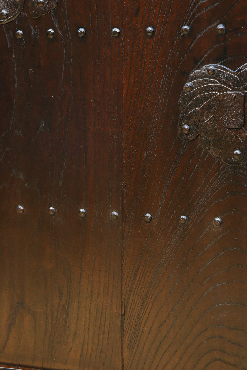 幅1220ミリ　深みある色艶漆に巾着金具を添えた蔵戸　G2525