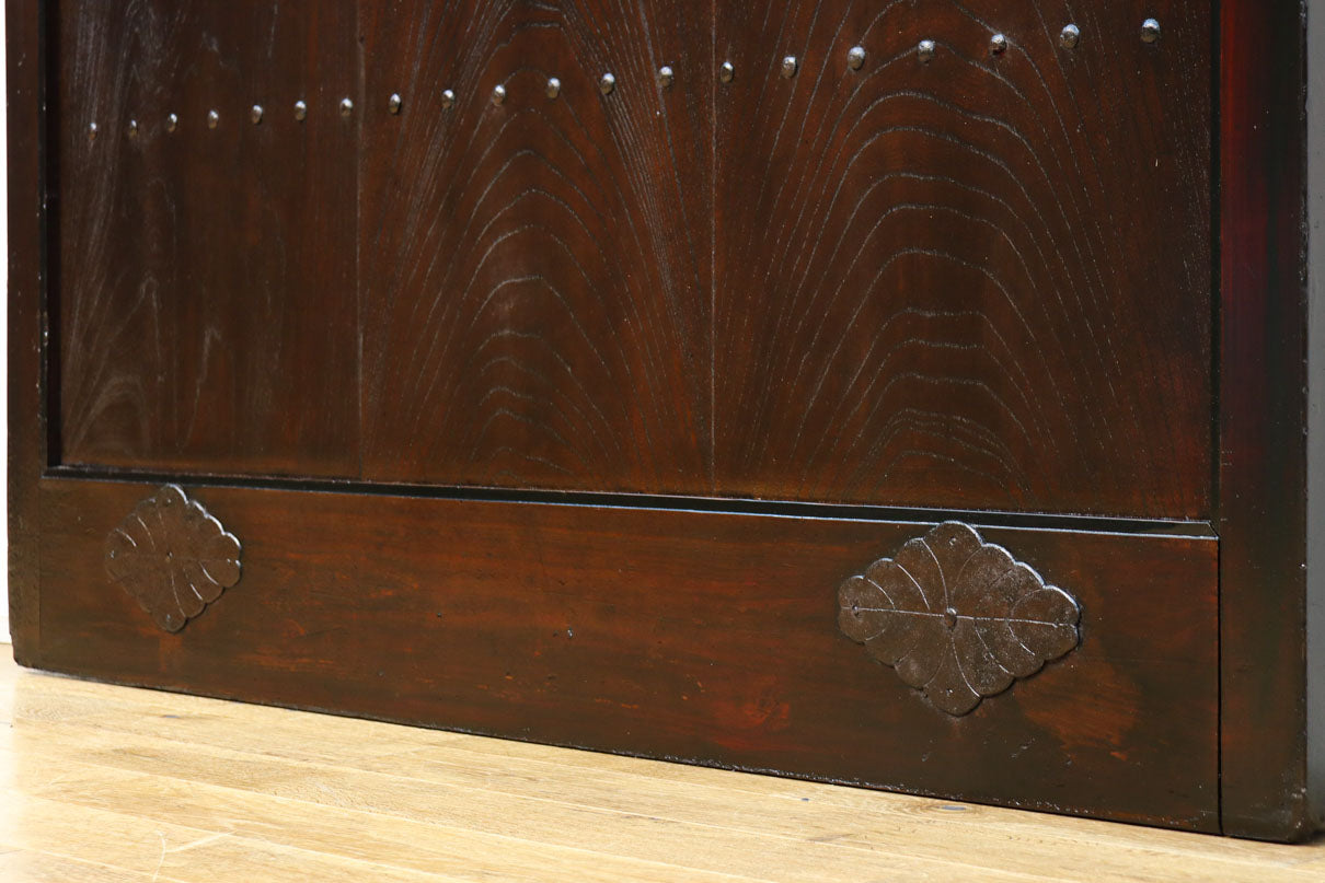 幅1220ミリ　深みある色艶漆に巾着金具を添えた蔵戸　G2525