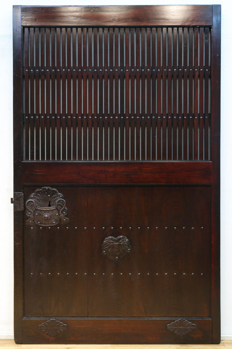 幅1220ミリ　深みある色艶漆に巾着金具を添えた蔵戸　G2525