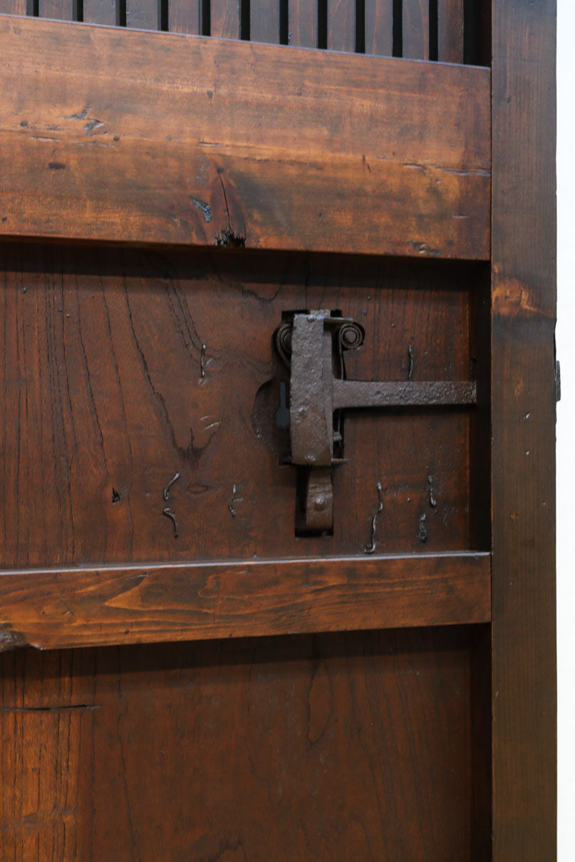 幅1220ミリ　深みある色艶漆に巾着金具を添えた蔵戸　G2525