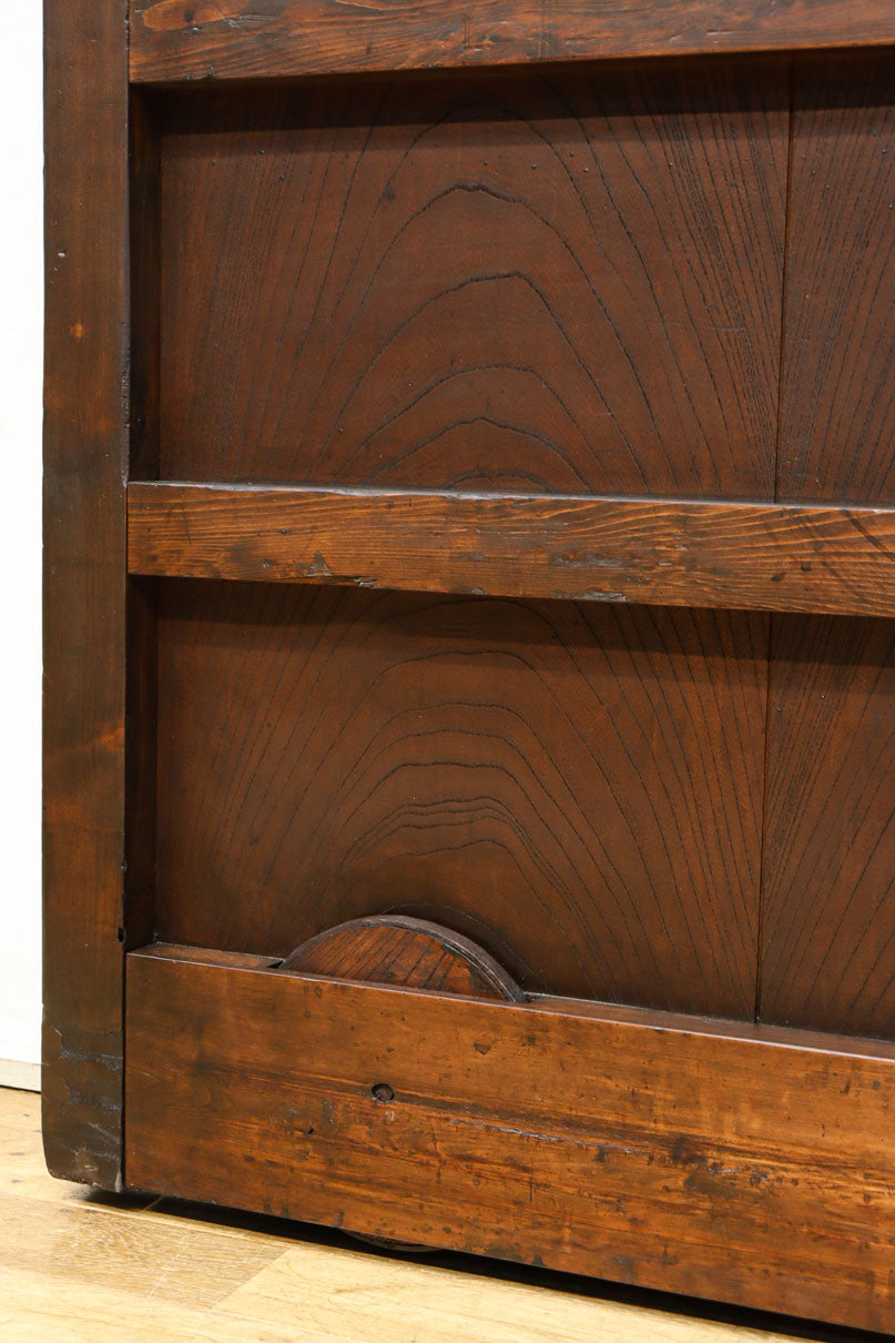 幅1220ミリ　深みある色艶漆に巾着金具を添えた蔵戸　G2525