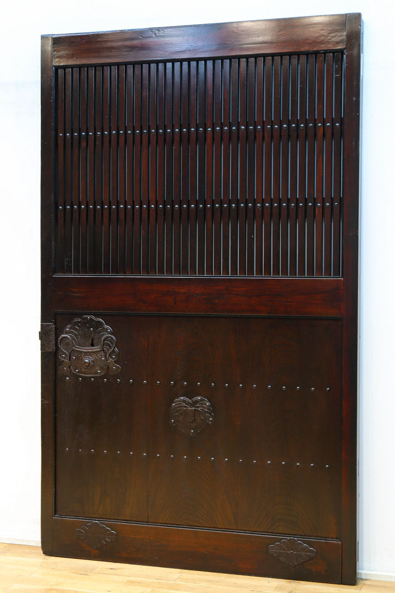 幅1220ミリ　深みある色艶漆に巾着金具を添えた蔵戸　G2525