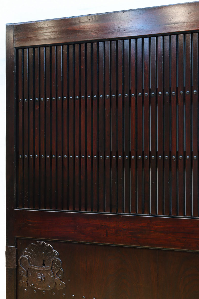 幅1220ミリ　深みある色艶漆に巾着金具を添えた蔵戸　G2525