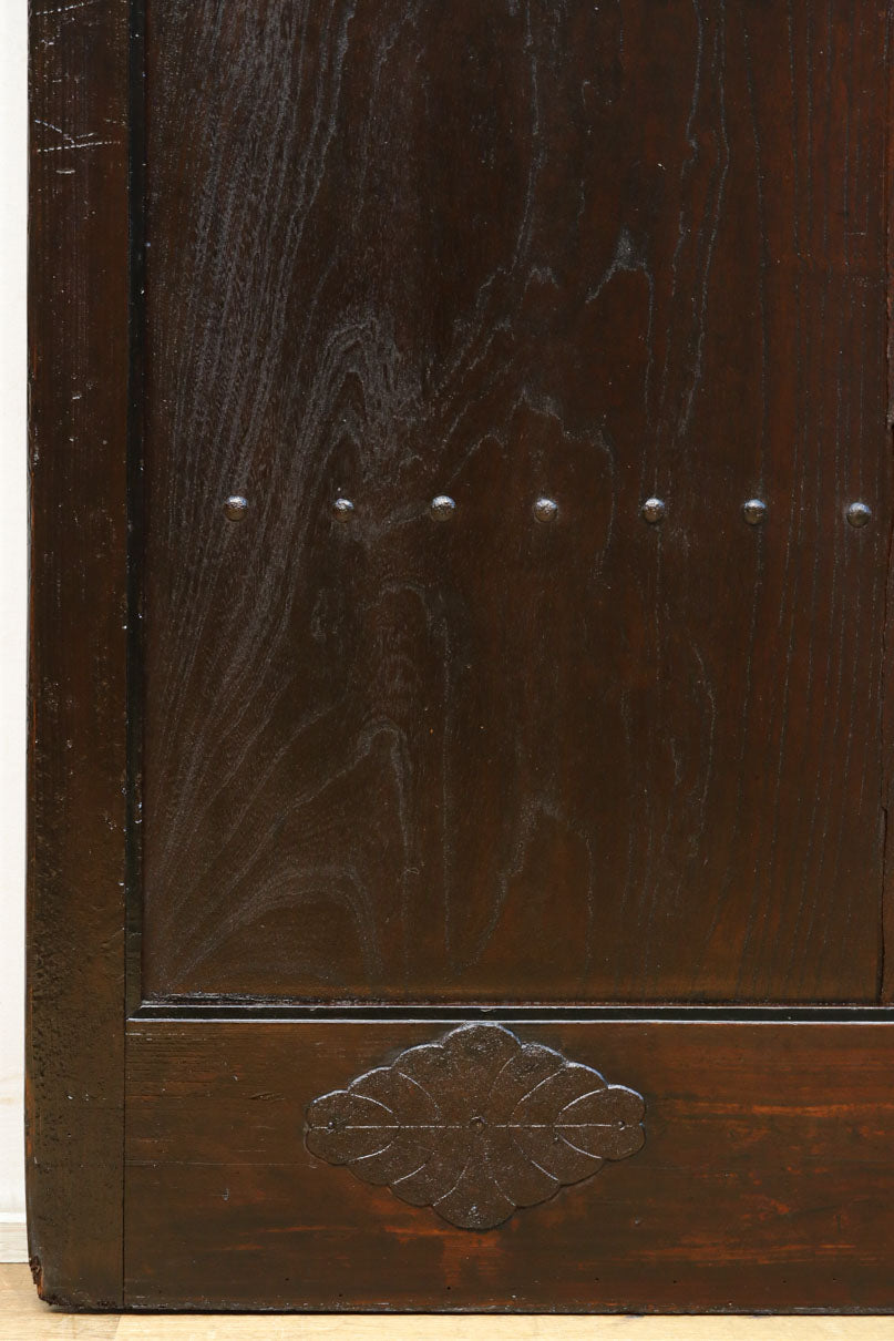 幅1220ミリ　深みある色艶漆に巾着金具を添えた蔵戸　G2525