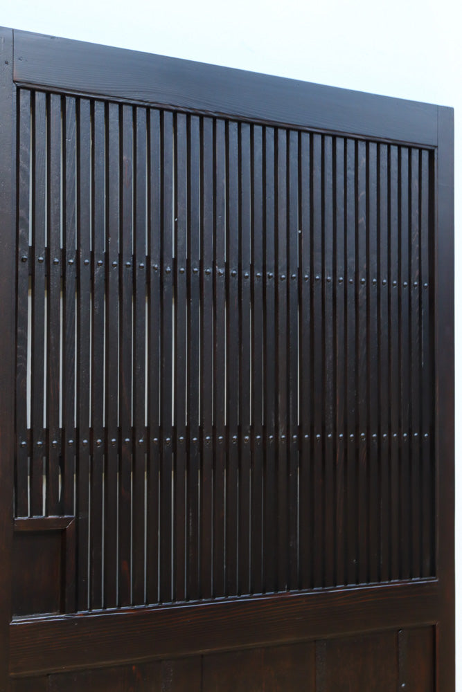 幅1136ミリ　時代を経た風合いを纏った貫録溢れる格子蔵戸　G2527