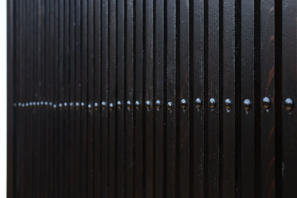 幅1136ミリ　時代を経た風合いを纏った貫録溢れる格子蔵戸　G2527