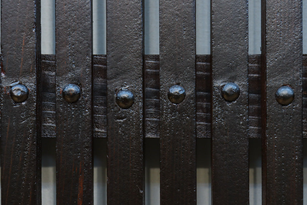 幅1136ミリ　時代を経た風合いを纏った貫録溢れる格子蔵戸　G2527