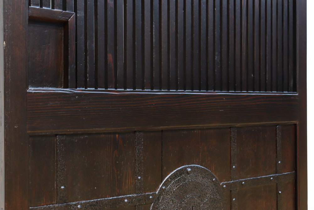 幅1136ミリ　時代を経た風合いを纏った貫録溢れる格子蔵戸　G2527