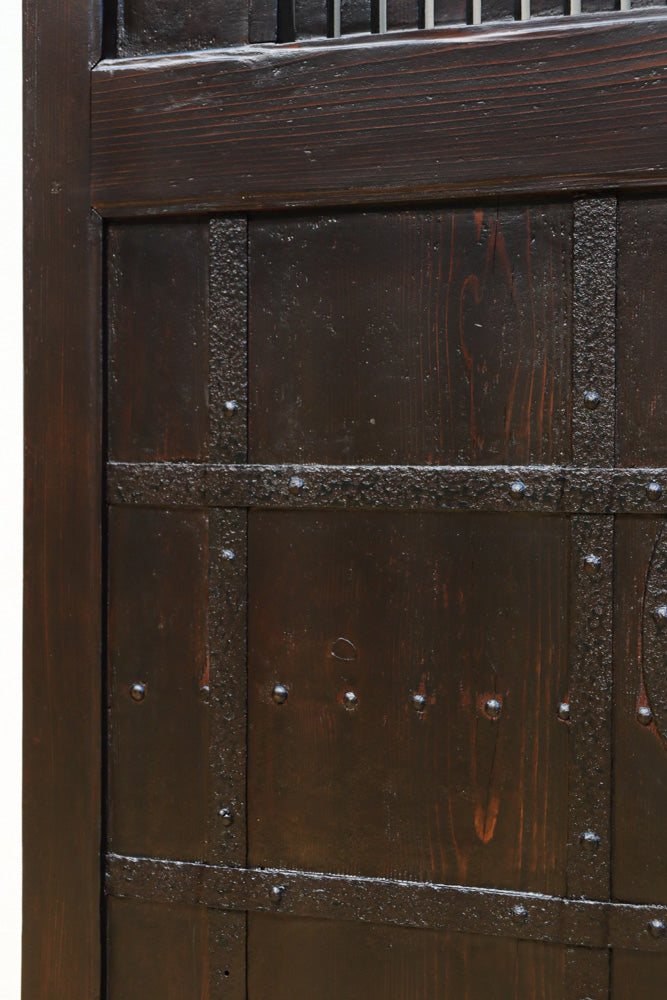 幅1136ミリ　時代を経た風合いを纏った貫録溢れる格子蔵戸　G2527