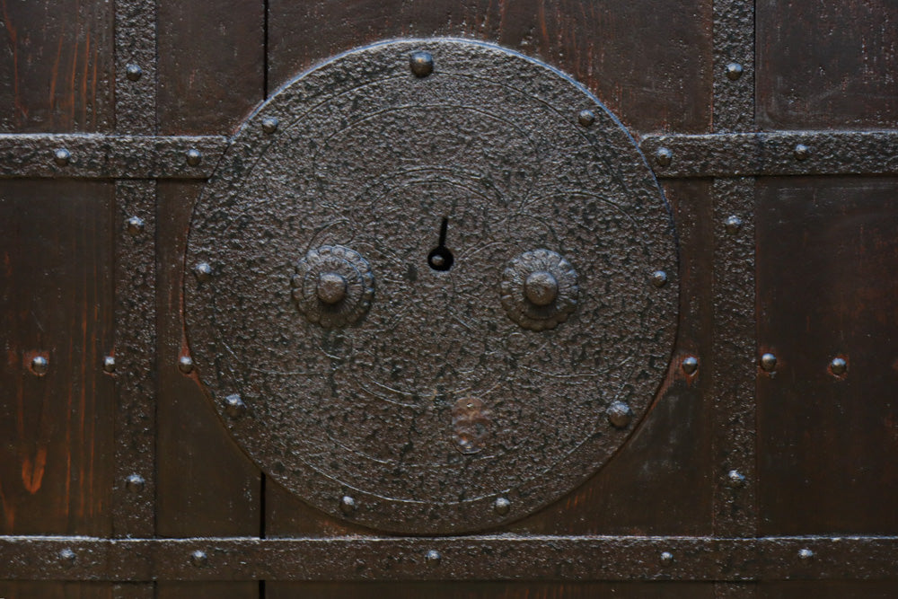 幅1136ミリ　時代を経た風合いを纏った貫録溢れる格子蔵戸　G2527