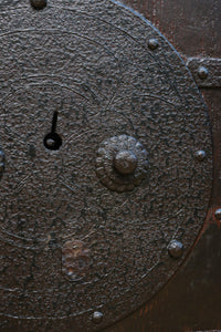 幅1136ミリ　時代を経た風合いを纏った貫録溢れる格子蔵戸　G2527