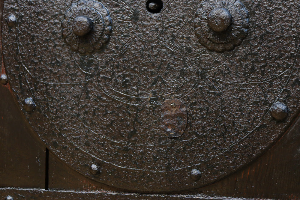 幅1136ミリ　時代を経た風合いを纏った貫録溢れる格子蔵戸　G2527