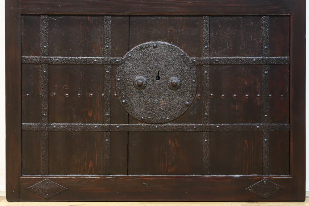 幅1136ミリ　時代を経た風合いを纏った貫録溢れる格子蔵戸　G2527