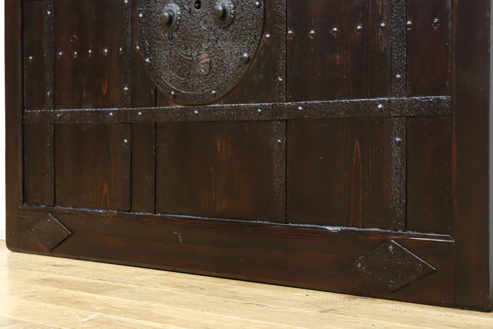 幅1136ミリ　時代を経た風合いを纏った貫録溢れる格子蔵戸　G2527