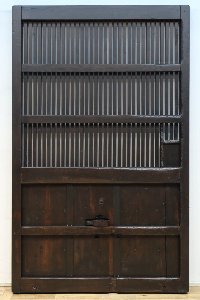 幅1136ミリ　時代を経た風合いを纏った貫録溢れる格子蔵戸　G2527