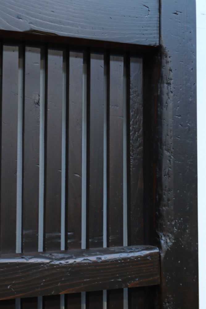 幅1136ミリ　時代を経た風合いを纏った貫録溢れる格子蔵戸　G2527