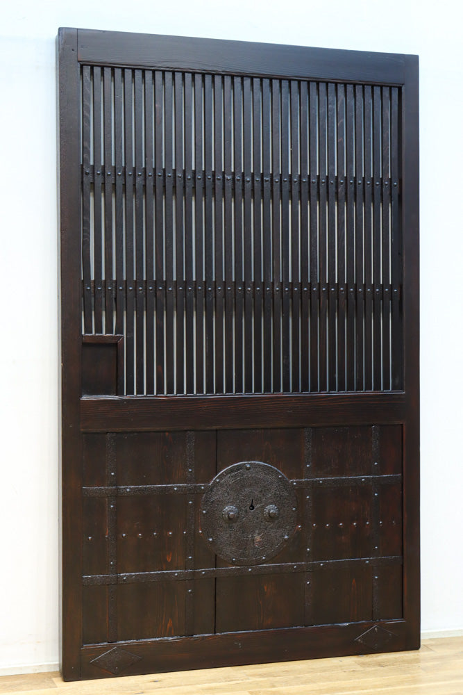 幅1136ミリ　時代を経た風合いを纏った貫録溢れる格子蔵戸　G2527