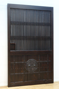 幅1136ミリ　時代を経た風合いを纏った貫録溢れる格子蔵戸　G2527