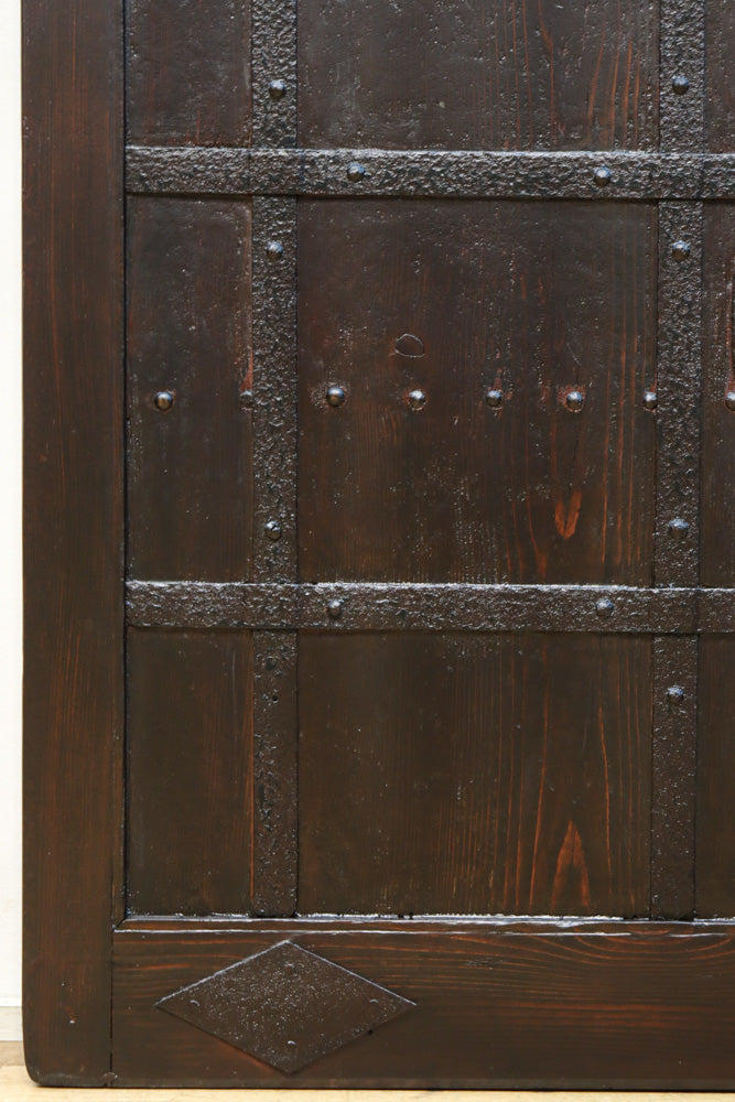 幅1136ミリ　時代を経た風合いを纏った貫録溢れる格子蔵戸　G2527