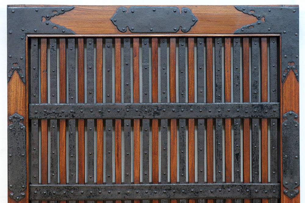 幅1005ミリ、高さ1837ミリ　スリム幅!! 縁起の良い装飾金具と美しい帯鉄格子を纏った格調高い総欅富山格子蔵戸　G2528MT