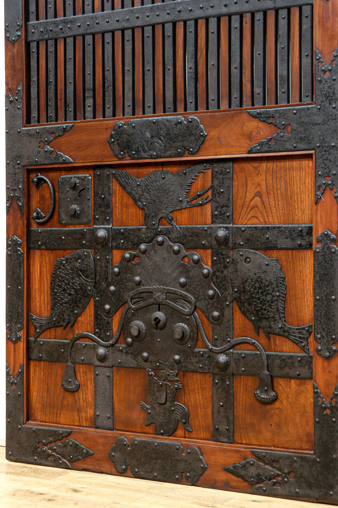 幅1005ミリ、高さ1837ミリ　スリム幅!! 縁起の良い装飾金具と美しい帯鉄格子を纏った格調高い総欅富山格子蔵戸　G2528MT