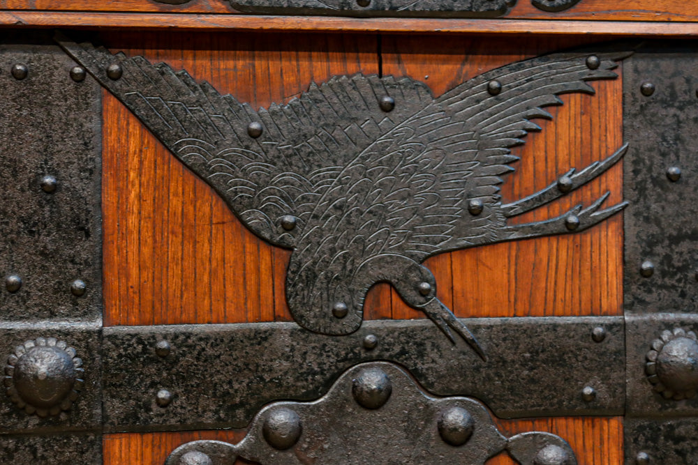 幅1005ミリ、高さ1837ミリ　スリム幅!! 縁起の良い装飾金具と美しい帯鉄格子を纏った格調高い総欅富山格子蔵戸　G2528MT