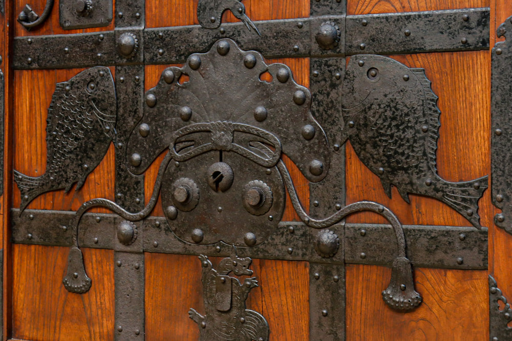 幅1005ミリ、高さ1837ミリ　スリム幅!! 縁起の良い装飾金具と美しい帯鉄格子を纏った格調高い総欅富山格子蔵戸　G2528MT