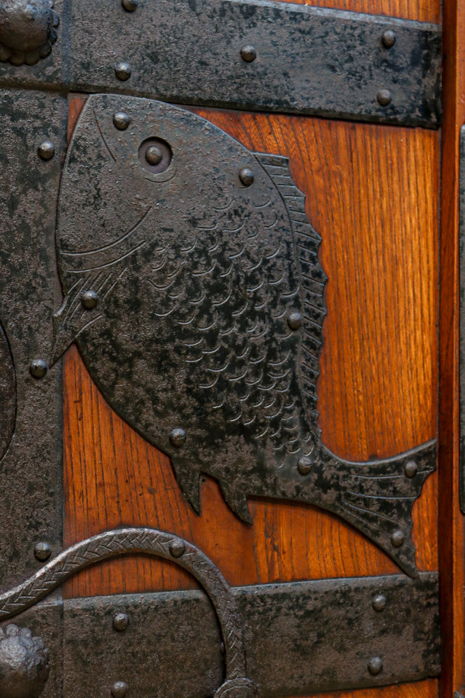 幅1005ミリ、高さ1837ミリ　スリム幅!! 縁起の良い装飾金具と美しい帯鉄格子を纏った格調高い総欅富山格子蔵戸　G2528MT