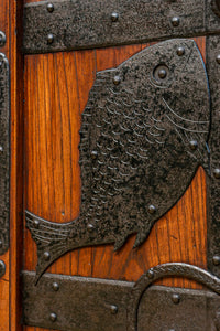 幅1005ミリ、高さ1837ミリ　スリム幅!! 縁起の良い装飾金具と美しい帯鉄格子を纏った格調高い総欅富山格子蔵戸　G2528MT