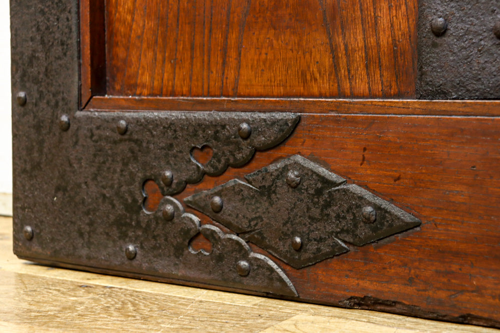 幅1005ミリ、高さ1837ミリ　スリム幅!! 縁起の良い装飾金具と美しい帯鉄格子を纏った格調高い総欅富山格子蔵戸　G2528MT