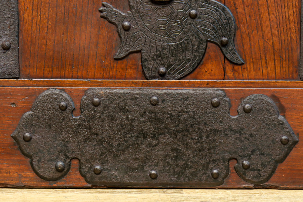 幅1005ミリ、高さ1837ミリ　スリム幅!! 縁起の良い装飾金具と美しい帯鉄格子を纏った格調高い総欅富山格子蔵戸　G2528MT