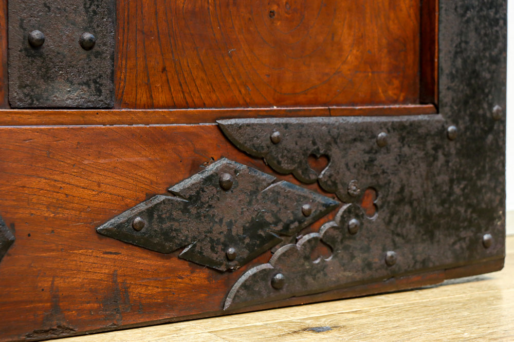 幅1005ミリ、高さ1837ミリ　スリム幅!! 縁起の良い装飾金具と美しい帯鉄格子を纏った格調高い総欅富山格子蔵戸　G2528MT