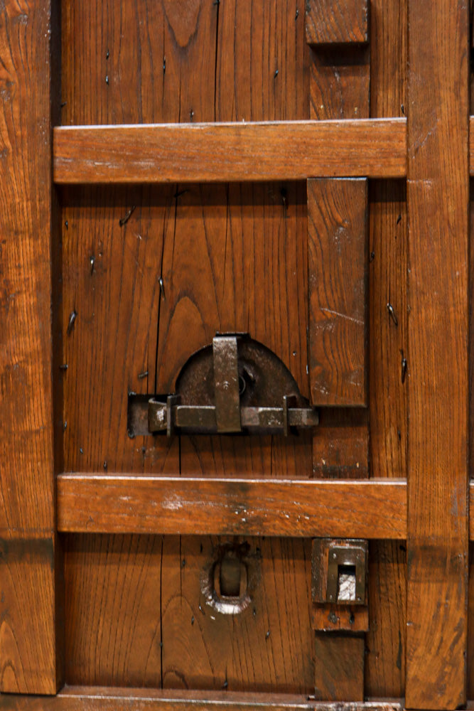 幅1005ミリ、高さ1837ミリ　スリム幅!! 縁起の良い装飾金具と美しい帯鉄格子を纏った格調高い総欅富山格子蔵戸　G2528MT