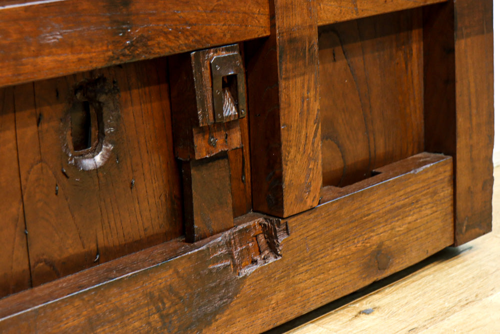 幅1005ミリ、高さ1837ミリ　スリム幅!! 縁起の良い装飾金具と美しい帯鉄格子を纏った格調高い総欅富山格子蔵戸　G2528MT