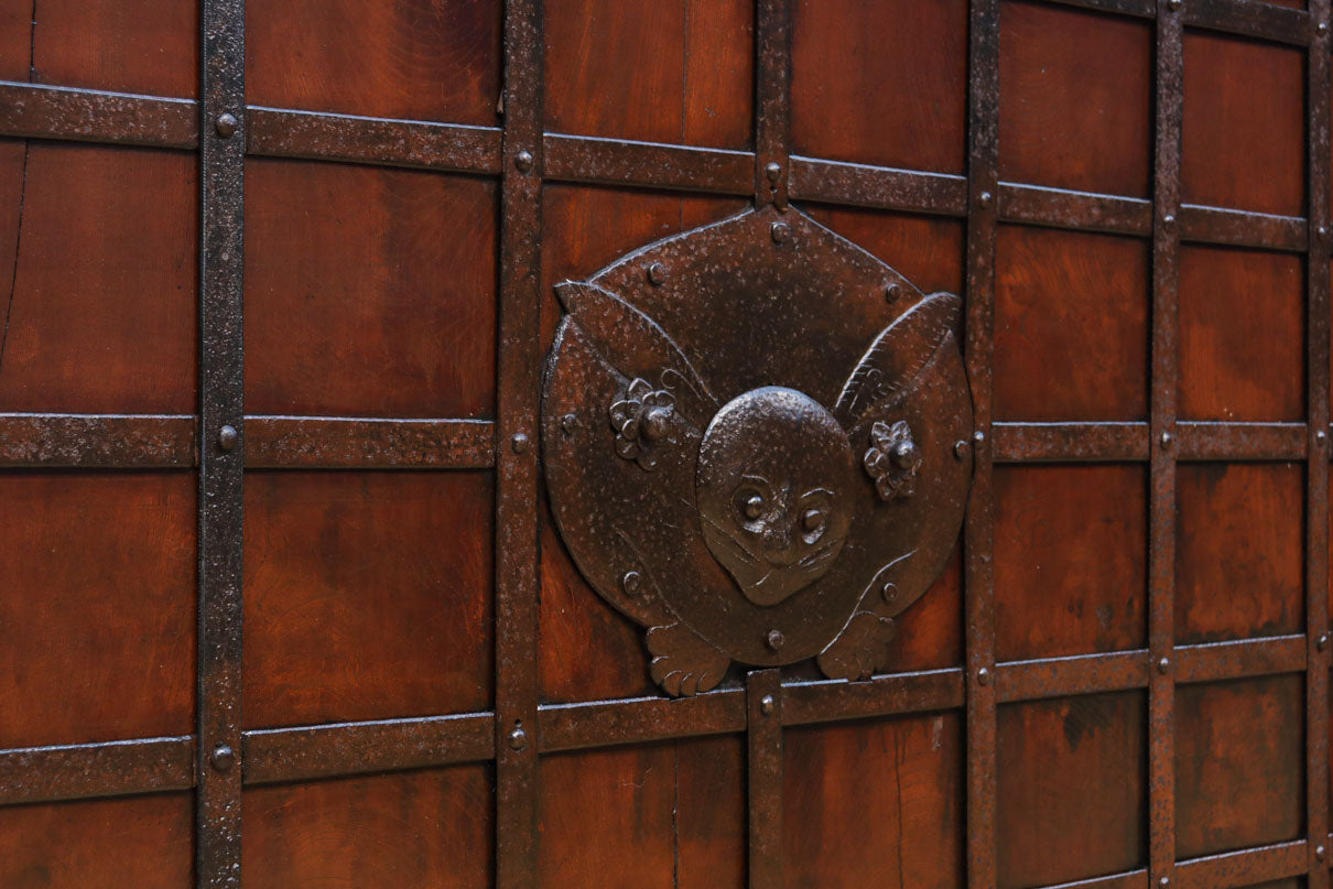 幅1195ミリ　うさぎ金具の可愛らしい表情に心和む気品ある大珍品総欅富山蔵戸　G2530