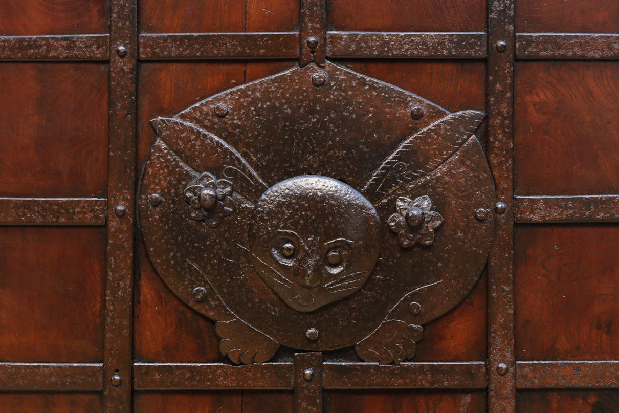 幅1195ミリ　うさぎ金具の可愛らしい表情に心和む気品ある大珍品総欅富山蔵戸　G2530