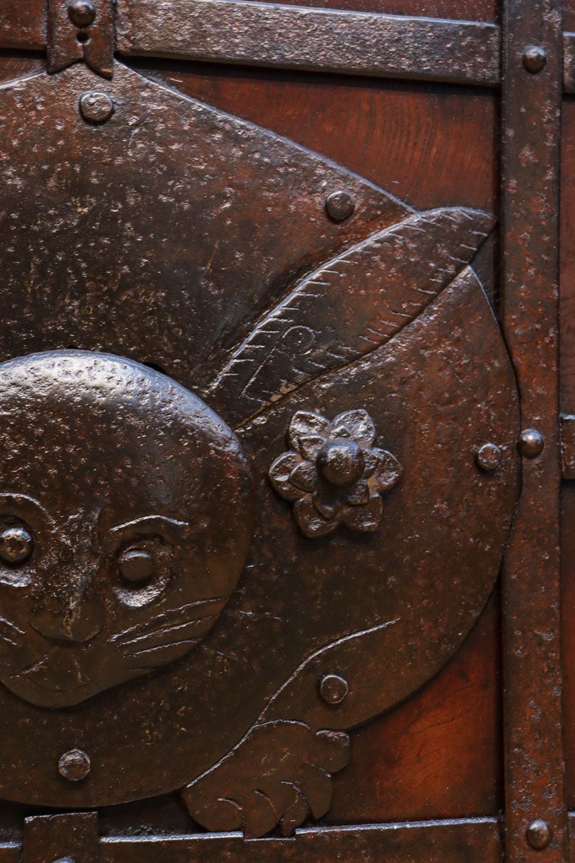 幅1195ミリ　うさぎ金具の可愛らしい表情に心和む気品ある大珍品総欅富山蔵戸　G2530