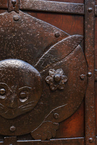 幅1195ミリ　うさぎ金具の可愛らしい表情に心和む気品ある大珍品総欅富山蔵戸　G2530