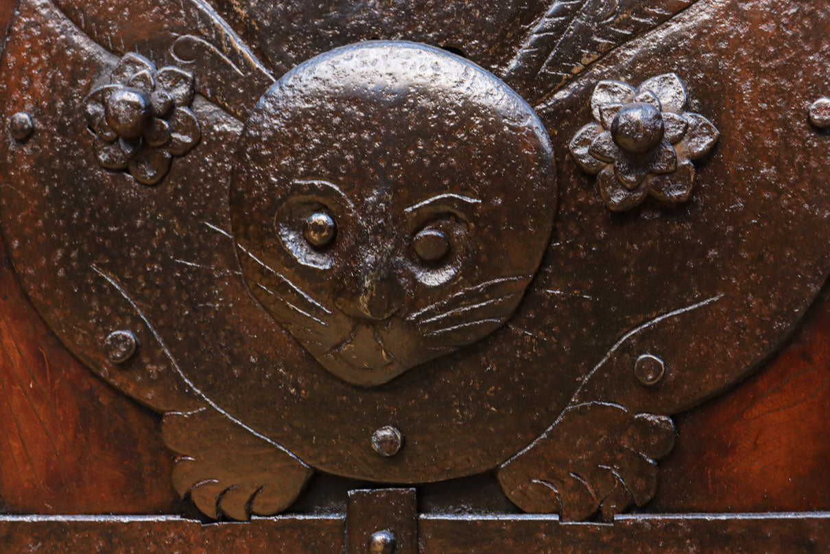 幅1195ミリ　うさぎ金具の可愛らしい表情に心和む気品ある大珍品総欅富山蔵戸　G2530